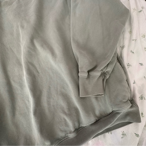 Brandy Melville Erica Crewneck - Picture 3 of 3